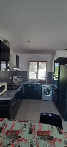 Il comprend une cuisine équipée d'un lave-linge et d'un sèche-linge. dans l'établissement Résidences du Monde, à Moriani-Plage