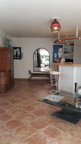 - un salon doté de carrelage et d'une table dans l'établissement La TAMARISSIME, à La Seyne-sur-Mer
