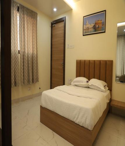 Una cama o camas en una habitación de ID Square residency Parbhani