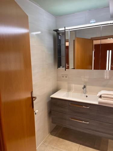 Bilik mandi di Ferienwohnung Pimer