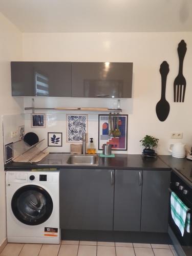 une cuisine avec un évier et une machine à laver dans l'établissement 