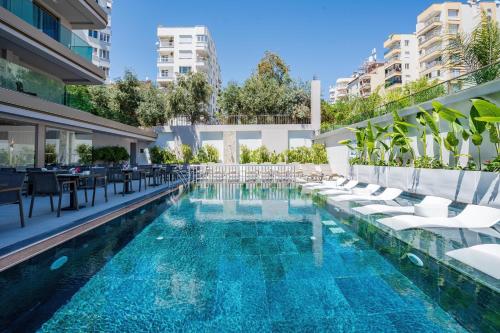 Piscine de l'établissement Awen Lara Hotel ou située à proximité