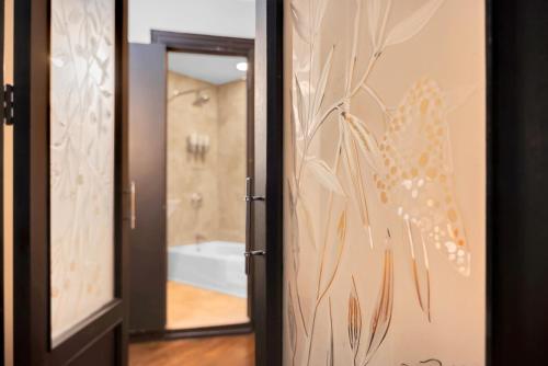 Ένα μπάνιο στο Stunning Condo in Heart of New York with GYM & MORE