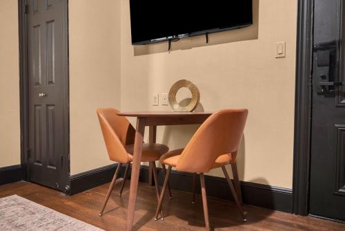 Μια τηλεόραση ή/και κέντρο ψυχαγωγίας στο Stunning Condo in Heart of New York with GYM & MORE