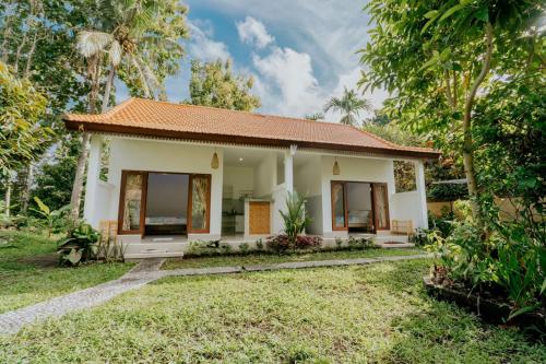 a small house with a garden at umahananda in Mambat