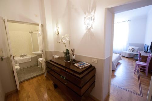 un soggiorno con cassettiera e un bagno di Florian Rooms Guest House a Roma