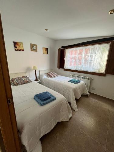 two beds in a room with a window at Casa Romeo in Brion