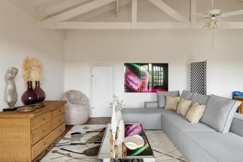 a living room with a couch and a table at Sítio da malva in Sorocaba