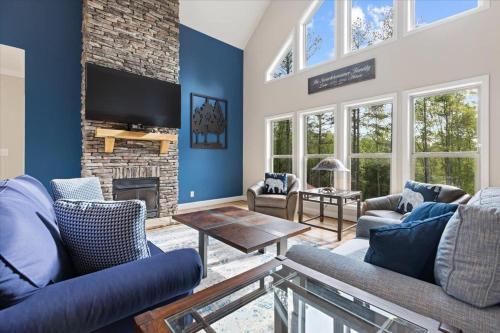 Μια τηλεόραση ή/και κέντρο ψυχαγωγίας στο Lake Norman Home Lake Access with Heated Pool & Hot Tub