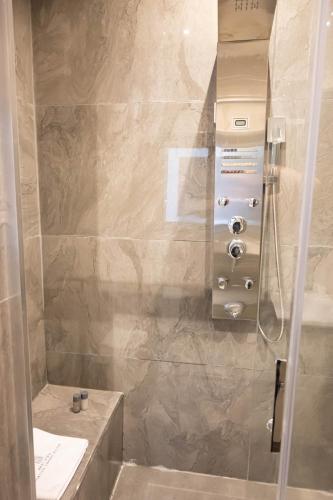 un baño con ducha y lavabo en Best View Fortina Luxury Suites, en Sliema