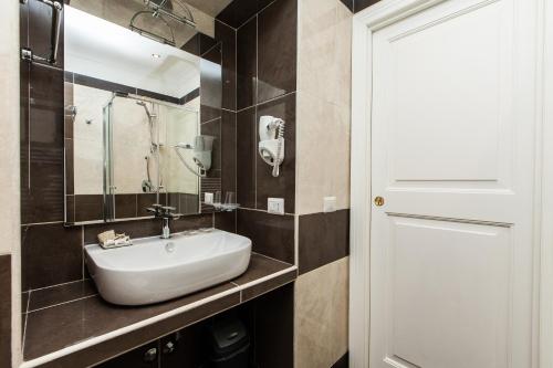 a bathroom with a sink and a mirror at Guest's Heaven in Rome