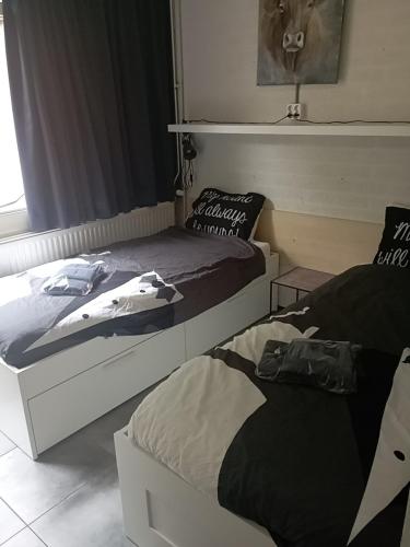two beds sitting next to each other in a room at Vakantiehuis Veluwemeer House 40 in Biddinghuizen