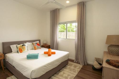 黑河区Maison de ville 3 chambres avec piscine et jardin的一间卧室,配有一张带泰迪熊的床