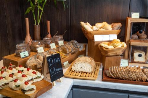 Una exhibición de pan y pasteles en una panadería. en ArtHotel Transamerica Collection, en Porto Alegre