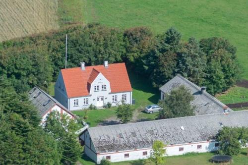 an aerial view of a white house with an orange roof at Lækkert feriehus ved Lønstrup in Hjørring