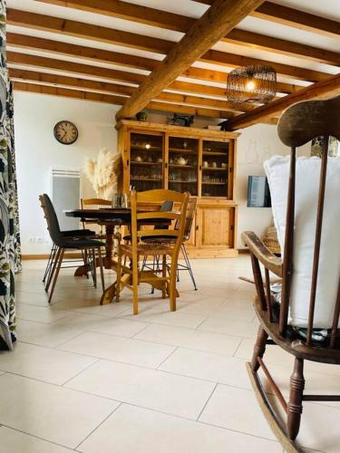 une salle à manger avec une table et des chaises dans l'établissement JolyHome, prestations de qualité entre Terre et Mer, à Maupertus-sur-Mer