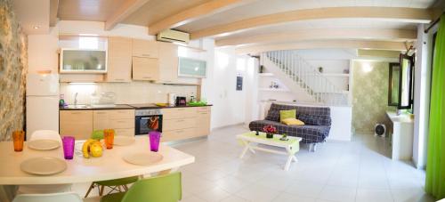 kuchnia i salon ze stołem i krzesłami w obiekcie AC Homes Christos w Retimnie