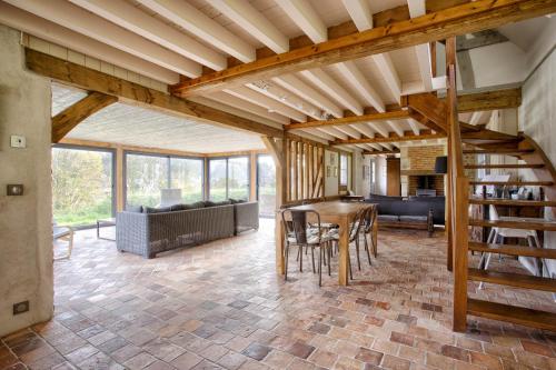 un salon avec un plafond en bois et une table dans l'établissement La Maison des Muses, à Honfleur