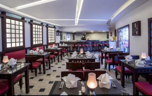 Restaurace v ubytování قرية ميراج باي