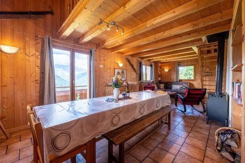 - un salon avec une grande table dans l'établissement Le Paccaly, Piscine et Aire de jeux, à Crest-Voland