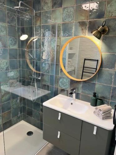 une salle de bain avec un lavabo, un miroir et une baignoire dans l'établissement Casa Corsu Villa avec piscine, à Figari