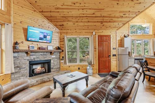 TV a/nebo společenská místnost v ubytování Cabin For Two Near Helen w Spa Amenities