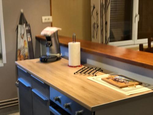 un comptoir avec une bougie au-dessus d'une table dans l'établissement Gites Margaux, à Calais