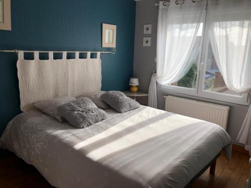 une chambre avec un grand lit avec une fenêtre dans l'établissement Gites Margaux, à Calais