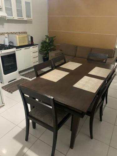 a dining room table and chairs in a kitchen at Loft no centro de Araxá in Araxá