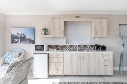 Η κουζίνα ή μικρή κουζίνα στο Bay Beach Vista-Two Suites with Deck and Sea views