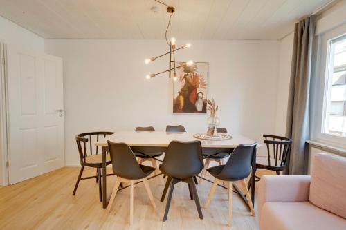 a dining room with a table and chairs at Stuttgart am Wasen Toplage 4Zi 80qm in Stuttgart