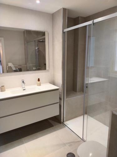 a bathroom with a sink and a shower at Fonteculler in Fonte Culler