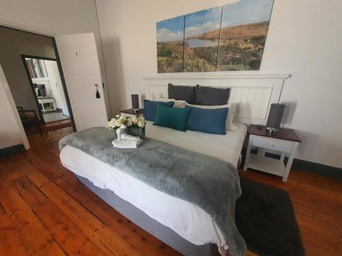 una camera da letto con un letto grande con cuscini blu di Diepkloof eco Guest Farm a Burgersdorp
