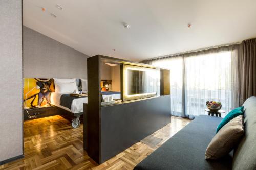 Tempat tidur dalam kamar di Lampa Design Hotel-Special Category