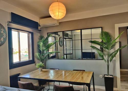 comedor con mesa y espejo grande en ºººCH Residential Area Modern City Views WiFi ACººº, en Madrid