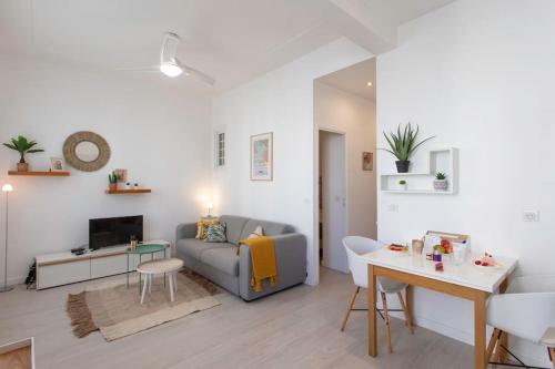 un salon avec un canapé et une table dans l'établissement L55 2P central Jean Médecin 10 min à pied Vieux Nice, à Nice