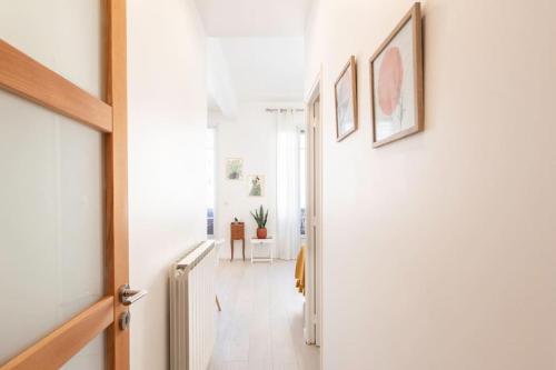 un couloir aux murs blancs et un radiateur blanc dans l'établissement L55 2P central Jean Médecin 10 min à pied Vieux Nice, à Nice