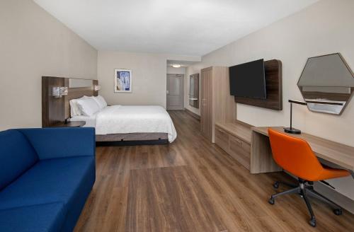 Holiday Inn Express Hotel & Suites Ooltewah Springs - Chattanooga by IHGにあるテレビまたはエンターテインメントセンター