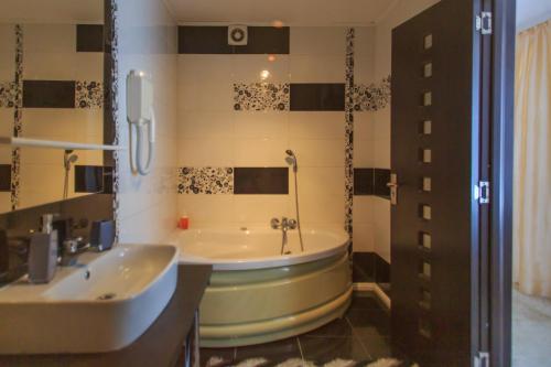 Bilik mandi di Nobless Boutique Residence