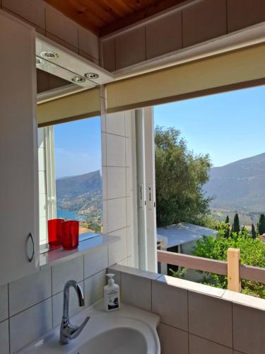 Vista generica sulle montagne o vista sulle montagne dall'interno della casa vacanze
