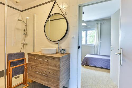 une salle de bain avec un lavabo et un miroir dans l'établissement Magnifique Villa avec dépendance à 700m de l'océan, à Les Sables-dʼOlonne