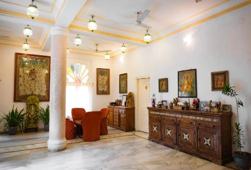 a room with a pillar and a table and chairs at Hotel Pratap Bhawan in Udaipur