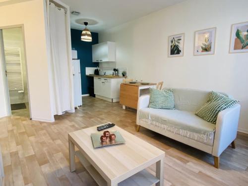 un salon avec un canapé et une table dans l'établissement Chez CHARLIE, à Rodez