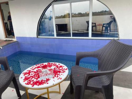Piscina en o cerca de Bhaktivilla