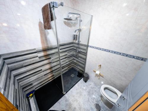 W łazience znajduje się prysznic i toaleta. w obiekcie SunRise Den, a pie de playa, vista al mar y piscina w mieście Puerto de Mazarrón