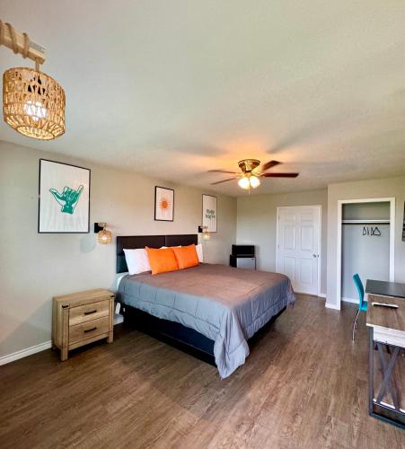 una camera da letto con un letto e un ventilatore a soffitto di The 409 Bolivar Beach Hotel a Bolivar Peninsula