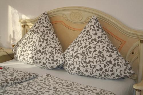 two pillows sitting on top of a bed at Herz der Weinberge in Gemmrigheim