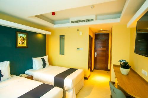 Parrot Hotel Arushaにあるベッド