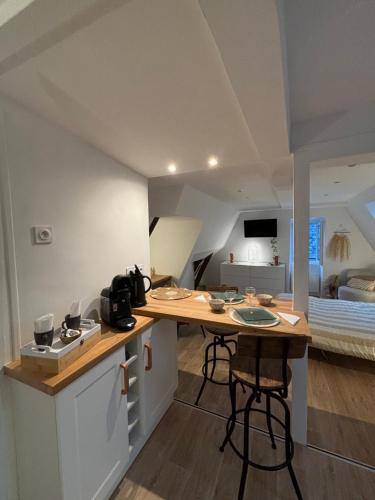 une cuisine et un salon avec une table et un lit dans l'établissement Chez Léo - Rue de la Scellerie, à Tours