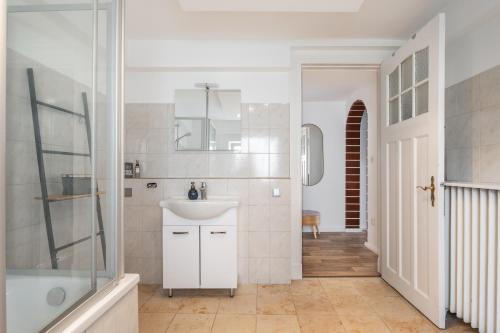 a white bathroom with a sink and a shower at 90 RELAX HOMEDESIGN Apartment in Elmshorn bei Hamburg in Elmshorn